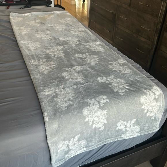 Thalia Sodi blanket 68 inches by 48 inches - Picture 1 of 2